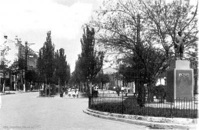 Прикрепленное изображение: 1 Памятник Ленину в начале ул.Р.Люксембург.jpg